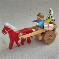 hestevogn med rød hest med  gaver og juletræ kusk i blåt tøj gammelt træ julepynt